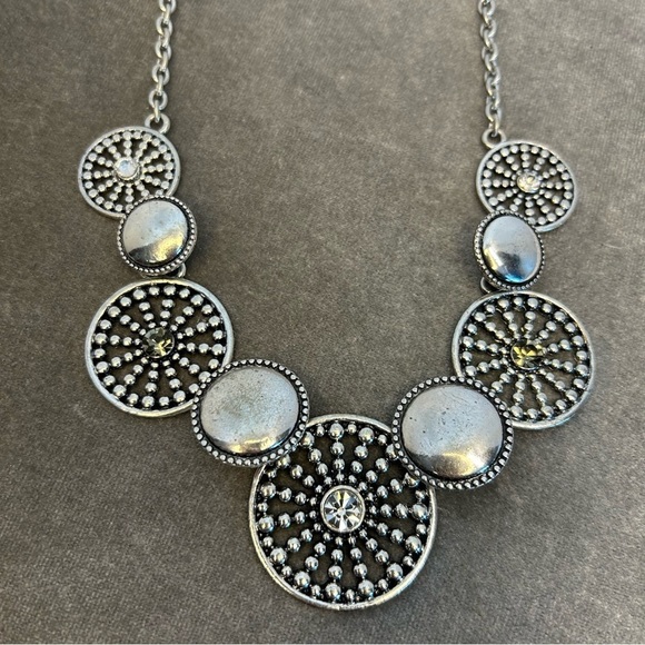 SILVER-TONE circular round medallion rhinestone chunky statement necklace - Picture 5 of 8